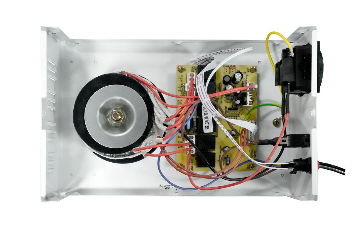 Стабилизатор напряжения AVR SLIM 500RW 4512020310002