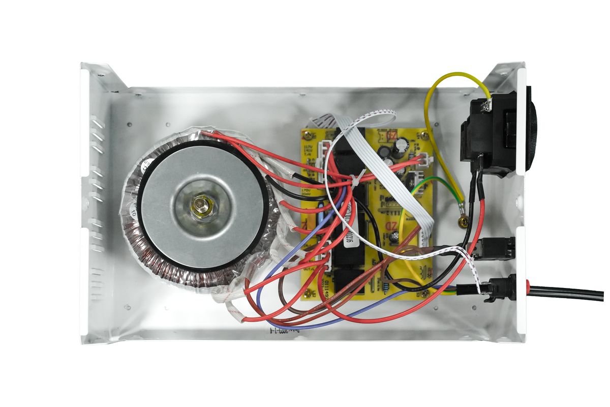 Стабилизатор напряжения AVR SLIM 1000RW 4512020310001