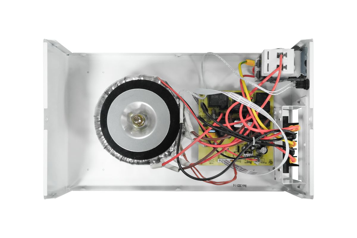 Стабилизатор напряжения AVR SLIM 3000RW 4512020310007