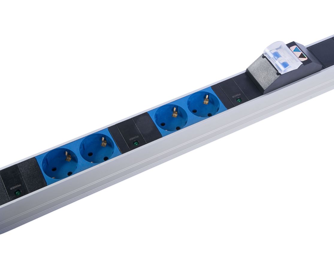 Блок розеток  R-2MC3-32-4x2S-4x3C13-2x2C19-A-1820-K