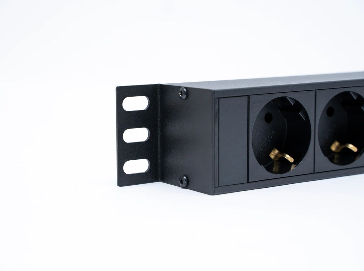 Блок розеток  SNR-PDU-20S-32L1