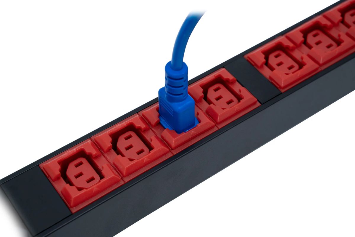 Блок розеток  SNR-PDU-18A06B-32L3