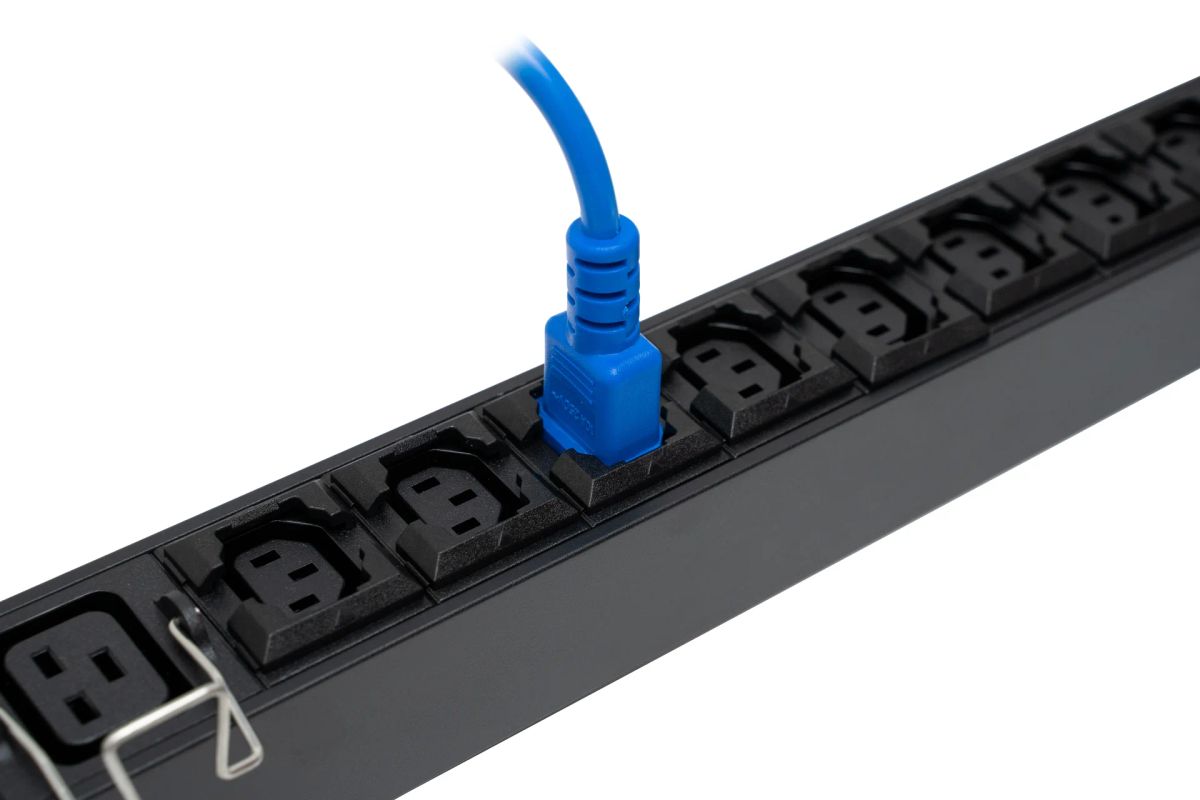 Блок розеток  SNR-PDU-16A04B-16L1