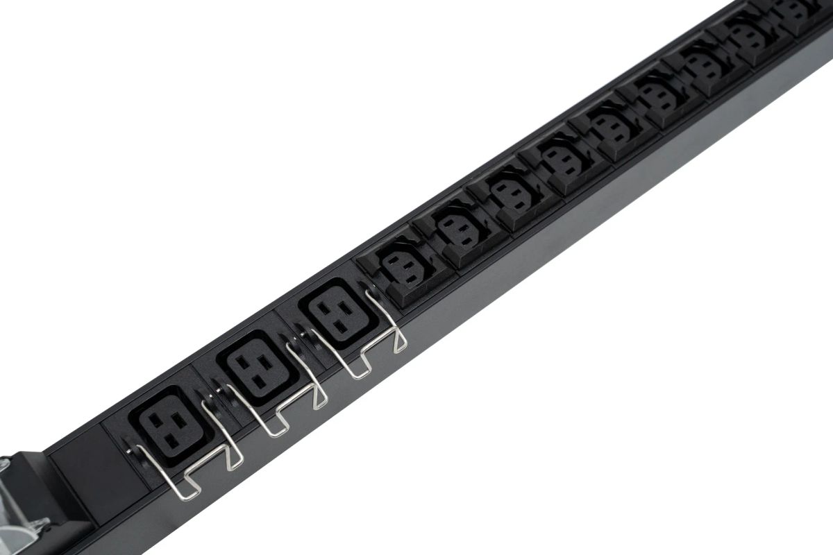 Блок розеток  SNR-PDU-18A06B-32L1