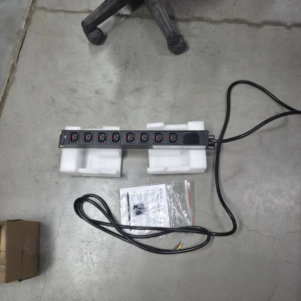 Блок розеток  SNR-PDU-8AL-OE-3-Am16L1