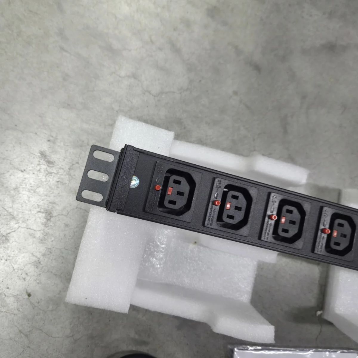Блок розеток  SNR-PDU-8AL-OE-3-Am16L1