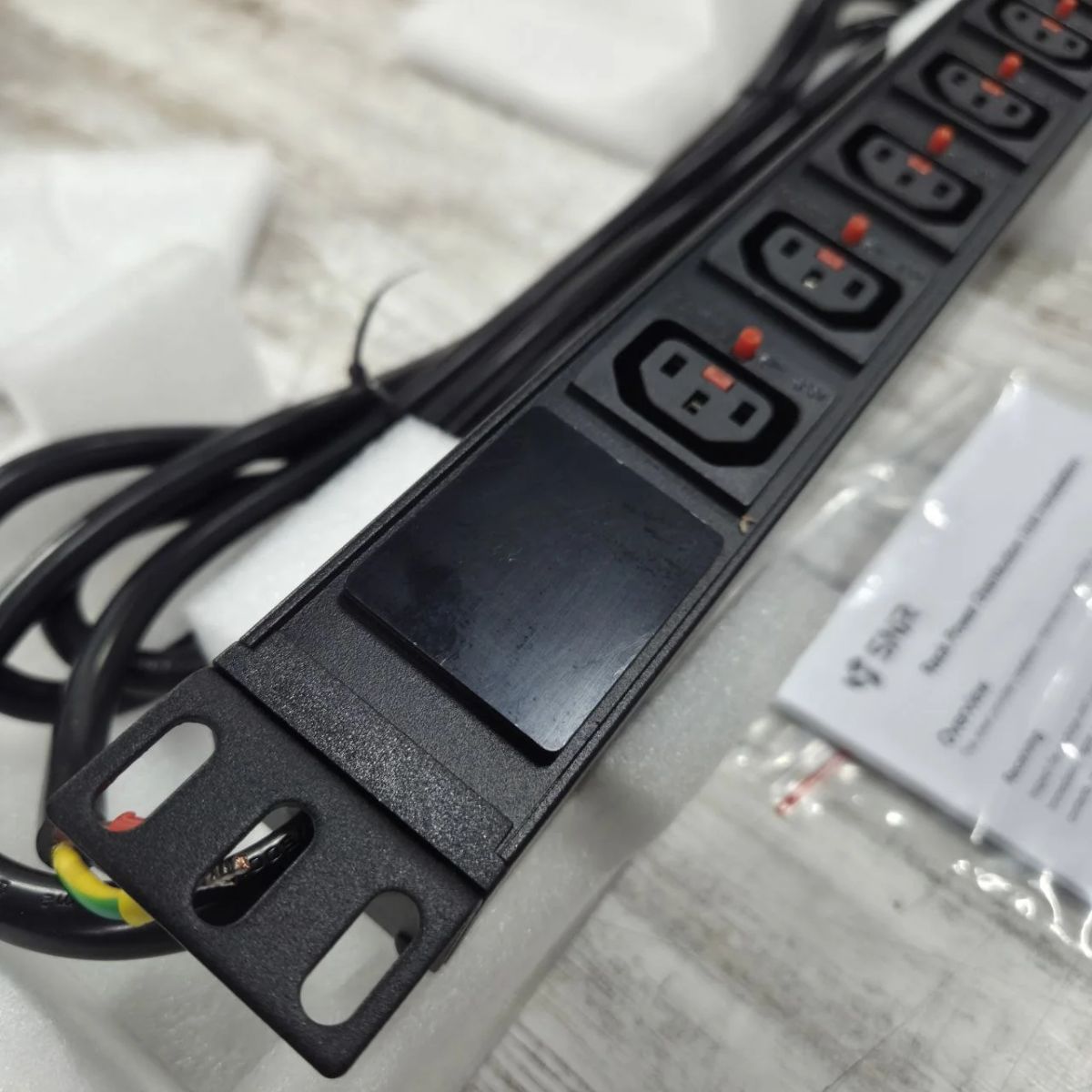 Блок розеток  SNR-PDU-6AL2BL-OE-3-Am16L1