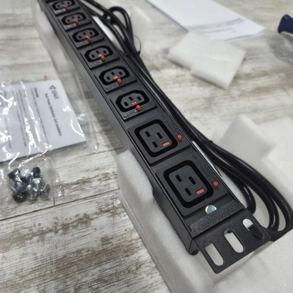 Блок розеток  SNR-PDU-6AL2BL-OE-3-Am16L1